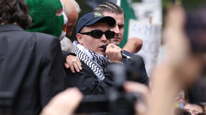 Ejtették a terrorizmus vádját a Kneecap előadója ellen