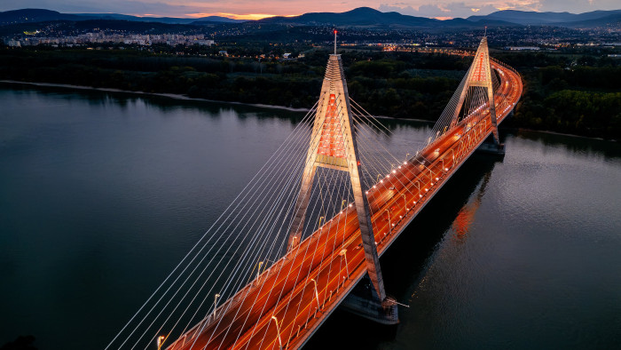 Pirosba borulnak Budapest ikonikus épületei – itt a magyarázat