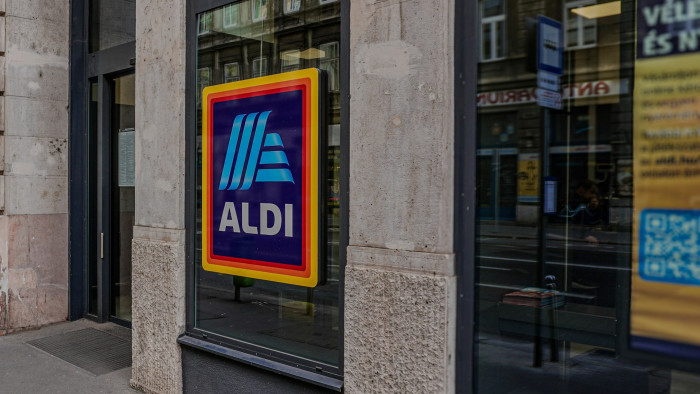 Tovább gyorsít a pénztáraknál a kedvelt diszkontlánc: máris kiakadtak a vásárlók