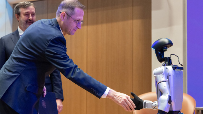 Varga Mihály mondta el, mennyi munkahelyet vehet el 2030-ra itthon a mesterséges intelligencia