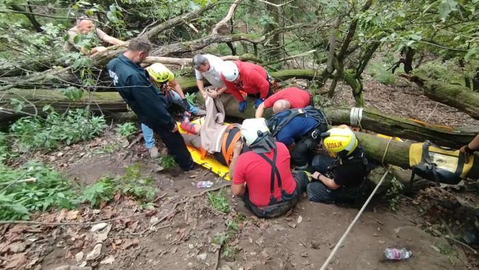 Csúnya baleset ért egy túrázót, kötélpályát is kellett építeni – képek