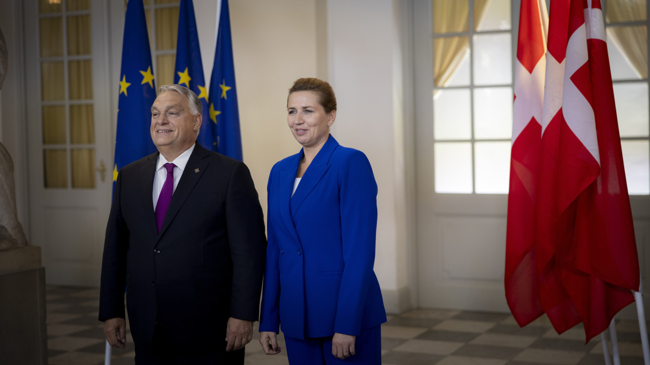 A Miniszterelnöki Kommunikációs Főosztály által közreadott képen Mette Frederiksen dán kormányfő (j) fogadja Orbán Viktor miniszterelnököt az Európai Unió nem hivatalos csúcstalálkozója kezdetén a koppenhágai Christiansborg palotában 2025. október 1-jén, az Európai Unió Tanácsának dán soros elnöksége idején.