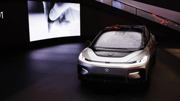 Felrobbant egy elektromos autó, bezárták a központot