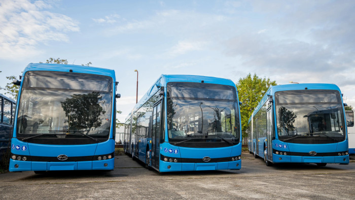 Ilyen járművet sem látott még Budapesten: megérkeztek az első elektromos csuklósbuszok