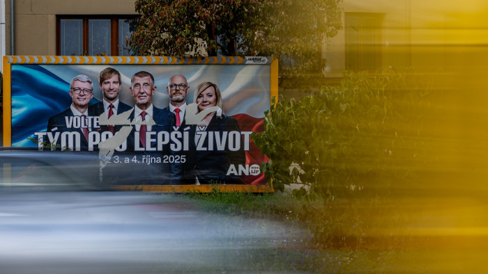 Merre fordul Csehország? Nyitnak a szavazóhelyiségek