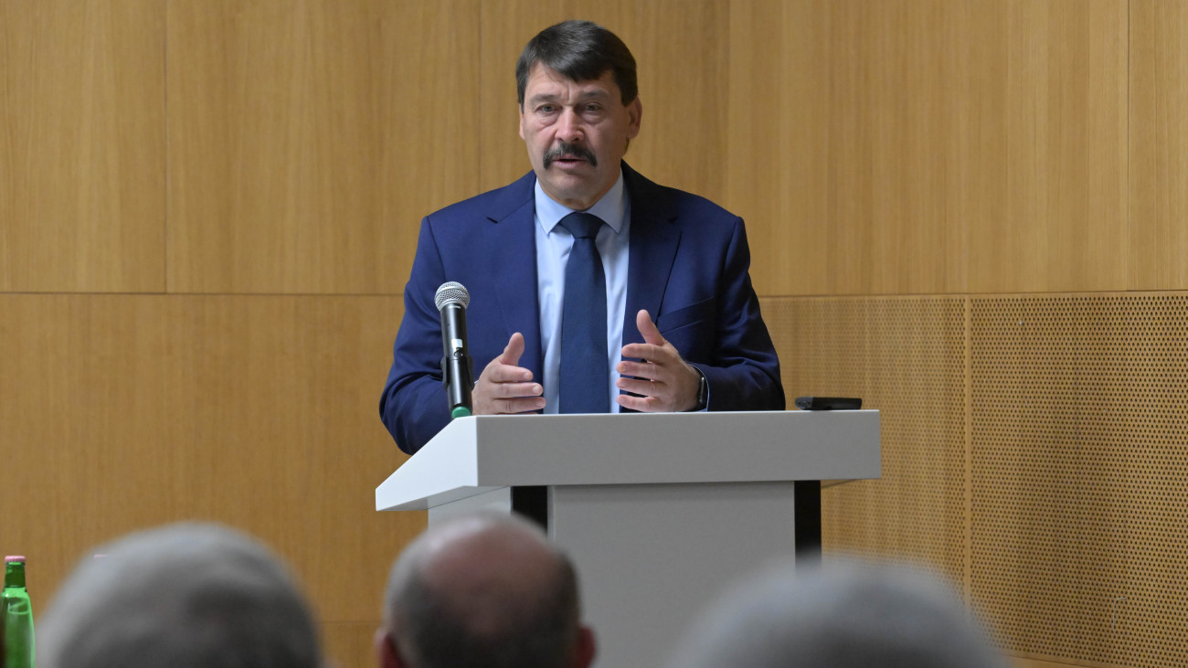 Áder János volt köztársasági elnök, a Kék Bolygó Klímavédelmi Alapítvány kuratóriumi elnöke, a Fenntartható Atomenergiáért Tanácsadó Testület tagja beszédet mond a paksi atomerőmű alapkőletételének 50. évfordulója alkalmából tartott sajtóeseményen Pakson, az erőmű látogatóközpontjában 2025. október 3-án.