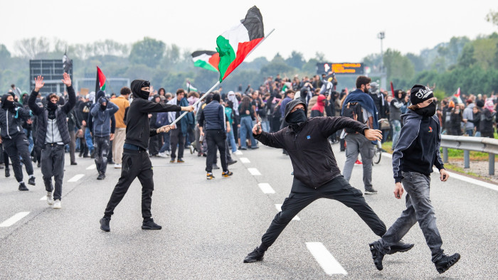 Pánik Rómában, meggyalázták II. János Pál pápa szobrát is