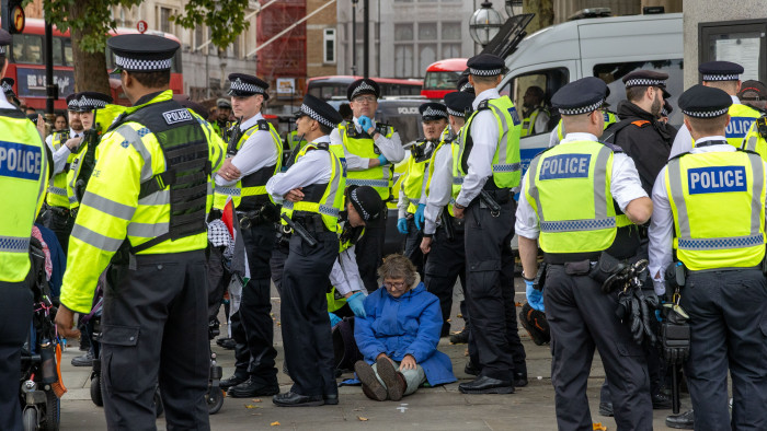 Szabadságjog kontra félelem: szigorítana a belügyminiszter a tömegtüntetések miatt Nagy-Britanniában