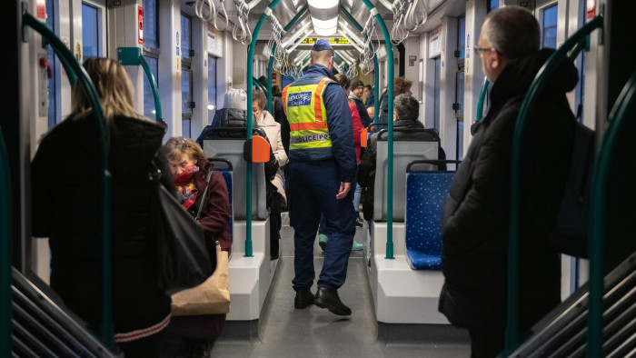 Nem csak utasok voltak a villamoson, körözött személyekre csaptak le