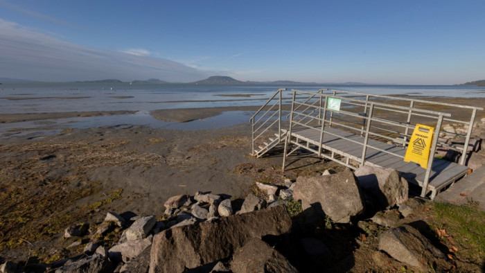 Drámai videó: látványos, mennyit apadt a Balaton egy év alatt