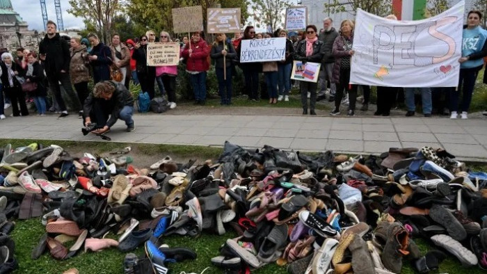 Lyukas cipők a Karmelita előtt – azonnali béremelést követelnek a szociális dolgozók