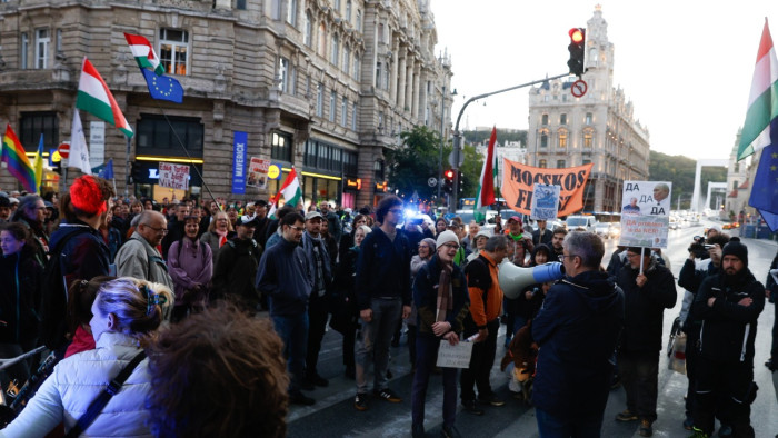 Hadházy Ákos a ferences templom mellett az úttesten kezdte tüntetését Budapesten