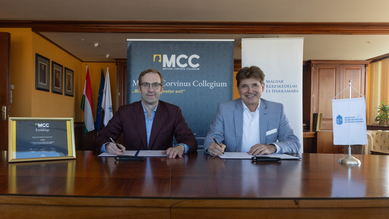 A hazai tehetséggondozás és a jövő vezetőinek magas szintű képzése a célja a Mathias Corvinus Collegium Alapítvány (MCC) és a Magyar Kereskedelmi és Iparkamara (MKIK) közötti széleskörű együttműködési megállapodásnak, amelyet Nagy Elek a Kamara és Szalai Zoltán, az MCC Alapítvány elnökei írtak alá.