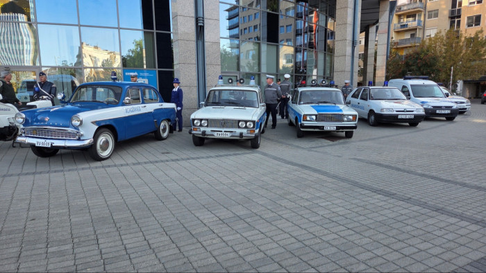 A puttonyos rendőrautó és társaik