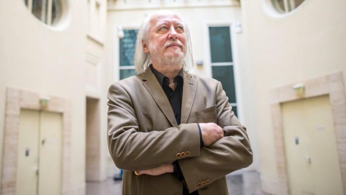 Hangos Krasznahorkai-teherautó köröz Budapesten a nagy napon