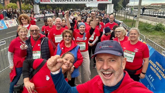 Piros pólós futók hirdették a Budapest Maratonon, hogy a szervátültetés életet ment