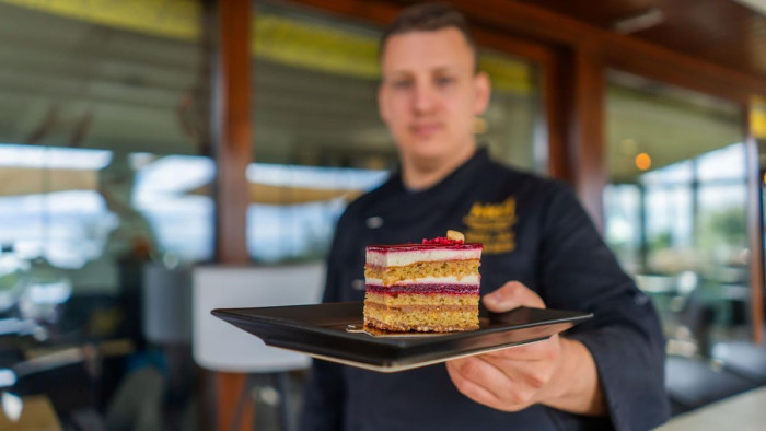 Mogyorós-málnás csoda nyerte a Balaton sütije idei versenyét