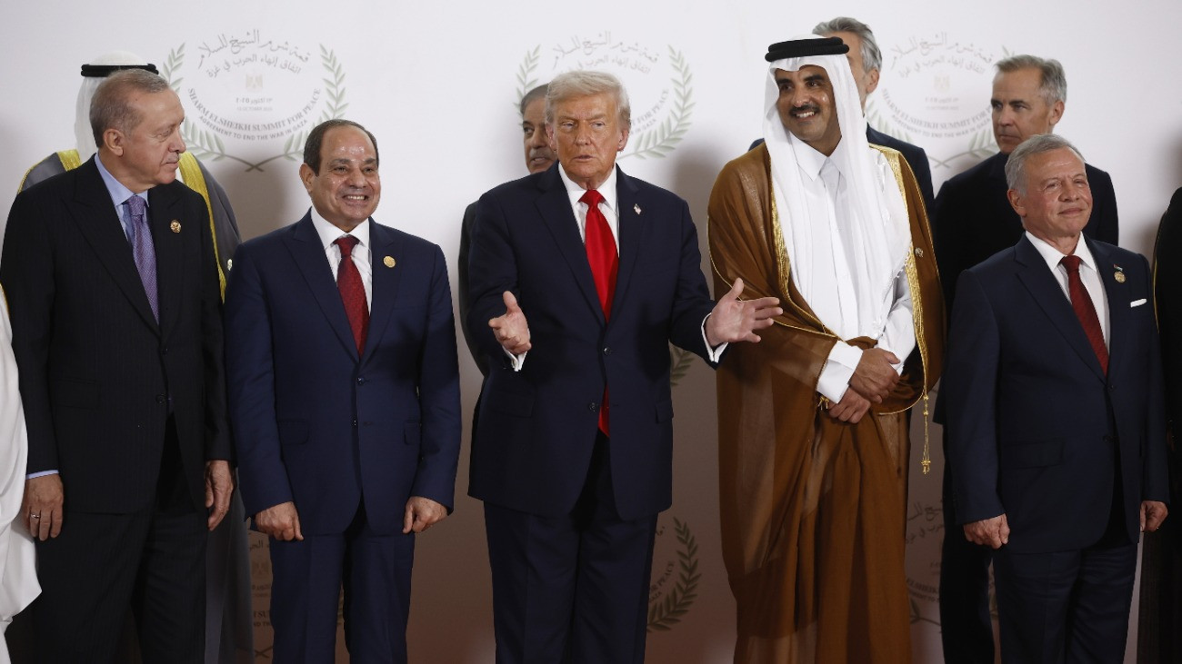 Recep Tayyip Erdogan török, Abdel-Fattáh esz-Szíszi egyiptomi, Donald Trump amerikai elnök, Tamím bin Hamad asz-Száni sejk, Katar emírje és II. Abdalláh jordániai király (b-j) csoportkép készítésén vesz részt az izraeli és a Hamász palesztin iszlamista szervezet küldöttsége közötti béketárgyalás helyszínén, az egyiptomi Sarm es-Sejk nemzetközi konferencia-központjában 2025. október 13-án. Az Abdel-Fattáh esz-Szíszi egyiptomi államfõ és Donald Trump amerikai elnök vezetésével, António Guterres ENSZ-fõtitkár és mintegy húsz állam-és kormányfõ részvételével ezen a napon tartandó nemzetközi konferencián aláírják a gázai háborút lezáró békeszerzõdés elsõ fázisát.