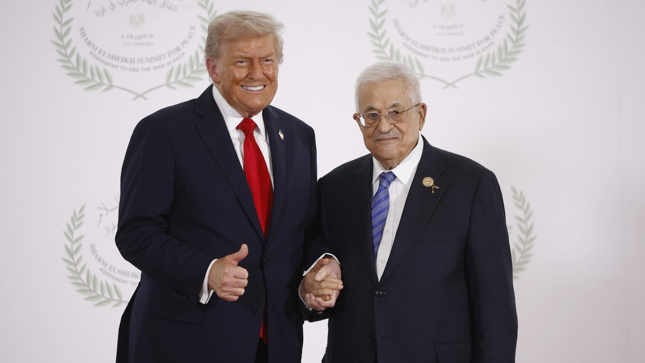 Donald Trump amerikai elnök (b) és Mahmúd Abbász, a Palesztin Hatóság elnöke kezet fog a gázai tûzszüneti megállapodás helyszínén, az egyiptomi Sarm es-Sejk nemzetközi konferencia-központjában 2025. október 13-án.