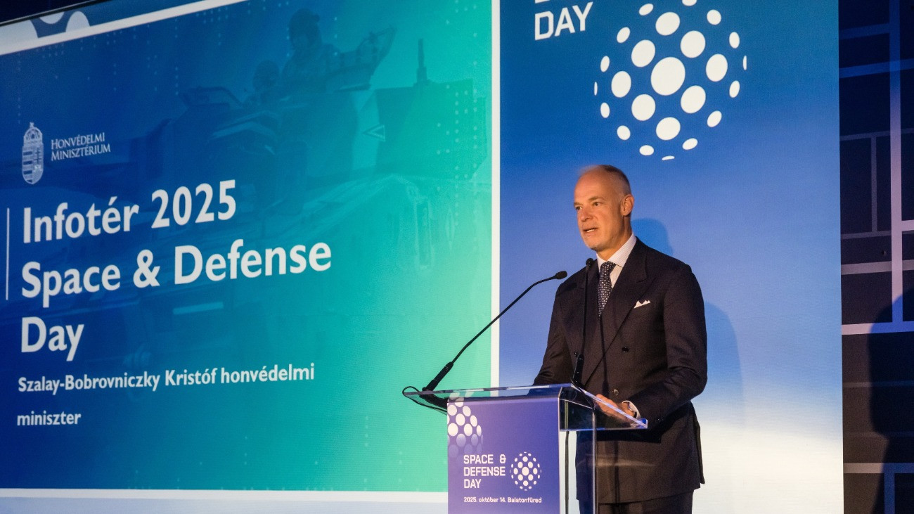 Szalay-Bobrovniczky Kristóf honvédelmi miniszter beszédet mond az Infotér Konferencia nulladik napi, Space & Defense Day elnevezésû, az ûr-és védelmi iparra fókuszáló kiemelt eseményén a Balatonfüredi Anna Grand Hotel dísztermében 2025. október 14-én.