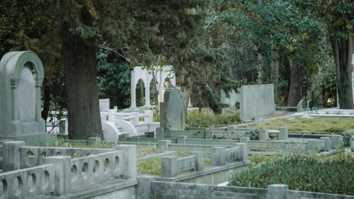 Elhunyt férje sírjában rejtegette fia kábítószerét egy hevesi asszony