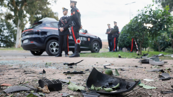 A kormányfő is megszólalt, miután felrobbantották a köztévé riporterének autóját Olaszországban