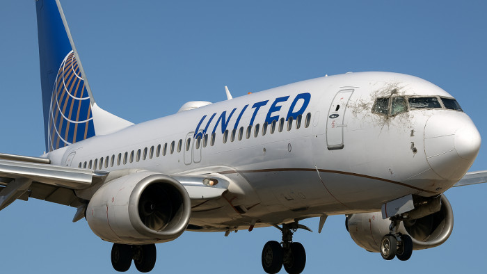 Űrszemét támadt egy utasszállítóra, megsérült a pilóta