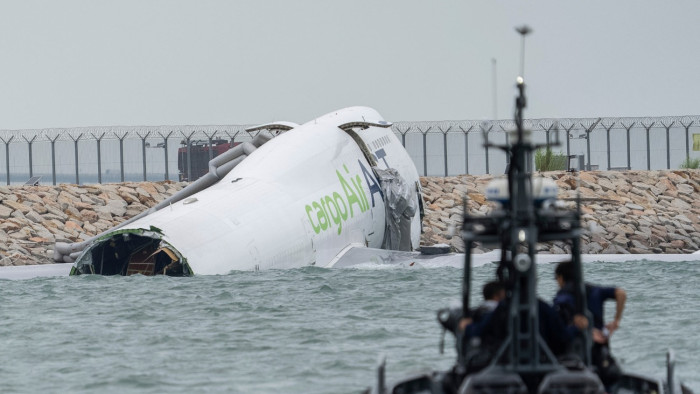 Hongkongi repülőbaleset: drámai videók a vízbe esett és kettétört gépről