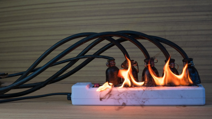 Lángolhat egy túlzsúfolt elosztó is – veszélyforrások az őszi szünet és a halottak napja előtt