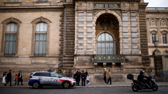 Ismét nagy a baj a Louvre-ban