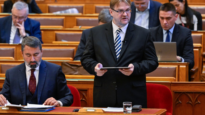 Veszélyhelyzetben maradt Magyarország