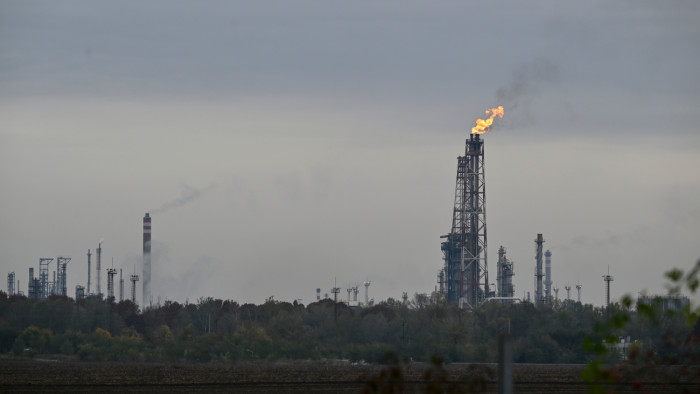 Rendkívüli tájékoztatást adott a Mol: nincs külső behatásra utaló jel, és nem történt robbanás a finomítóban