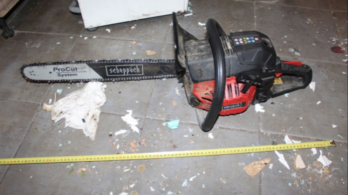 Láncfűrésszel támadt a családtagjaira