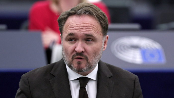 Uniós biztos: az EB támogatni fogja a még mindig orosz olajat importáló tagállamokat