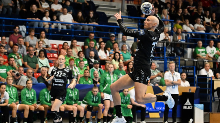 A rákból gyógyuló világsztáron poénkodott a hangosbemondó