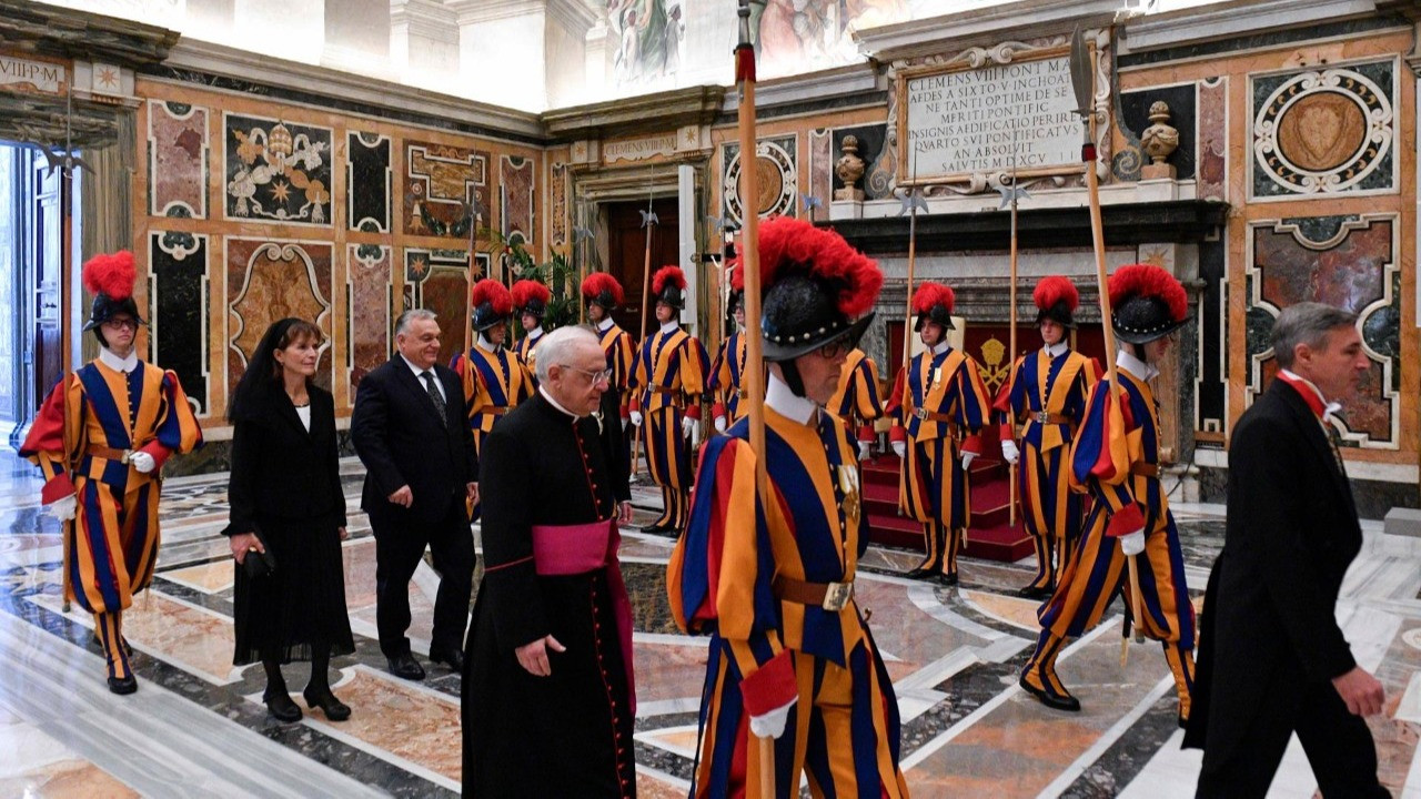 Orbán Viktor családjával járt a pápánál, kölcsönösen megajándékozták egymást – fotók