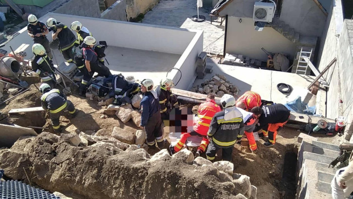Emberekre dőlt egy támfal, többen súlyosan megsérültek – képek