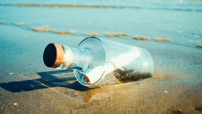 Teljes döbbenet: százéves üzenetet vetett partra a tenger