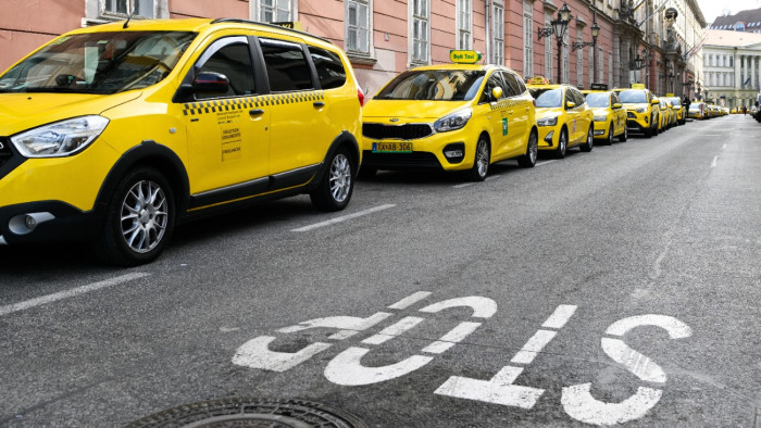 Háromnapos taxis blokád indult Budapesten – nem kaptak szót a Közgyűlésen