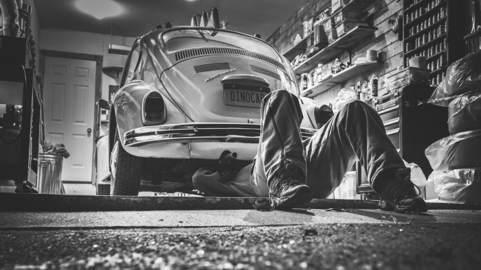 Csúnyán leszerelte a szerelőt a szerelőakna – videó