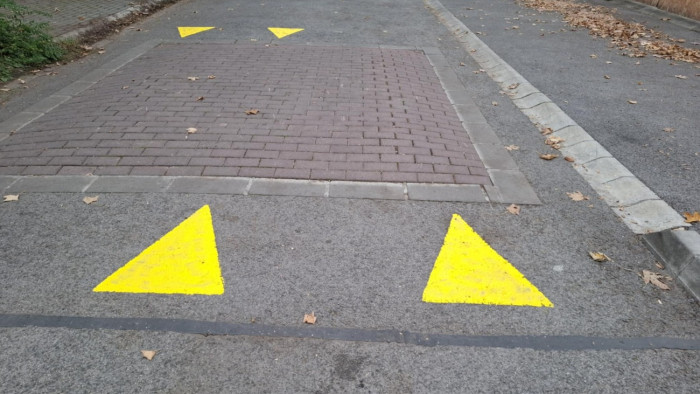 Fura sárga háromszögek jelentek meg Óbudán