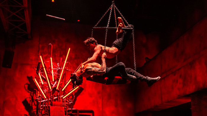 Mitikus lények, karnyújtásnyira repülő artisták: beleveszhetünk a labirintusba a Recirquel Társulat új darabjában