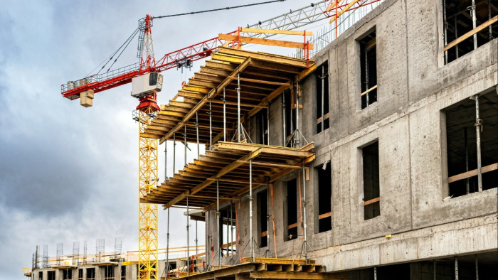 Most tolonganak az ingatlaneladók, a vevők már nem annyira