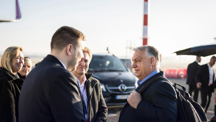 Két „dossziéval” és egy csomaggal szállt fel a fél magyar kormány gépe Washington felé