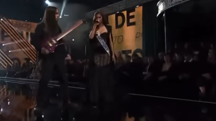 Egyszer csak hörgős metálba kezdett egy „tündér” a chilei szépségversenyen – videó