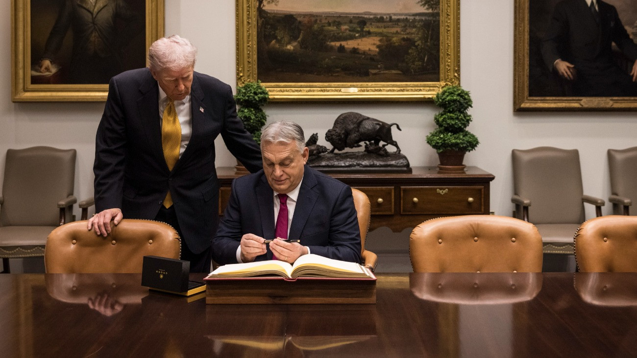 Karkötővel üzent Orbán Viktor