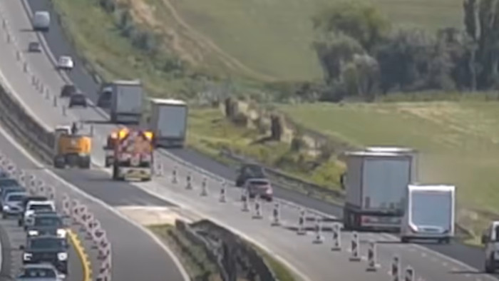 Centiken múlt a tragédia: figyelmetlen kamionos okozott nagy galibát az M1-esen – videó