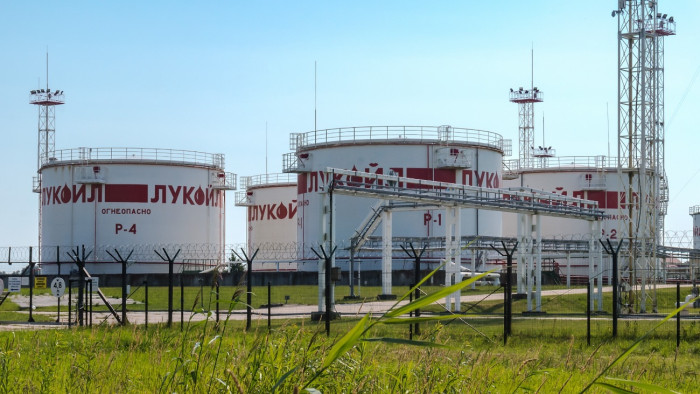 Leállt az orosz olajóriás két országban