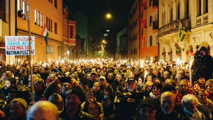 Több ezren álltak ki a börtönnel fenyegetett Iványi Gáborék mellett