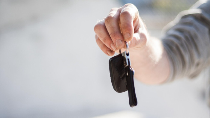 Fegyverrel fenyegetőzve sorra szedte el a kocsikat egy férfi – mutatjuk, hol és hogyan garázdálkodott